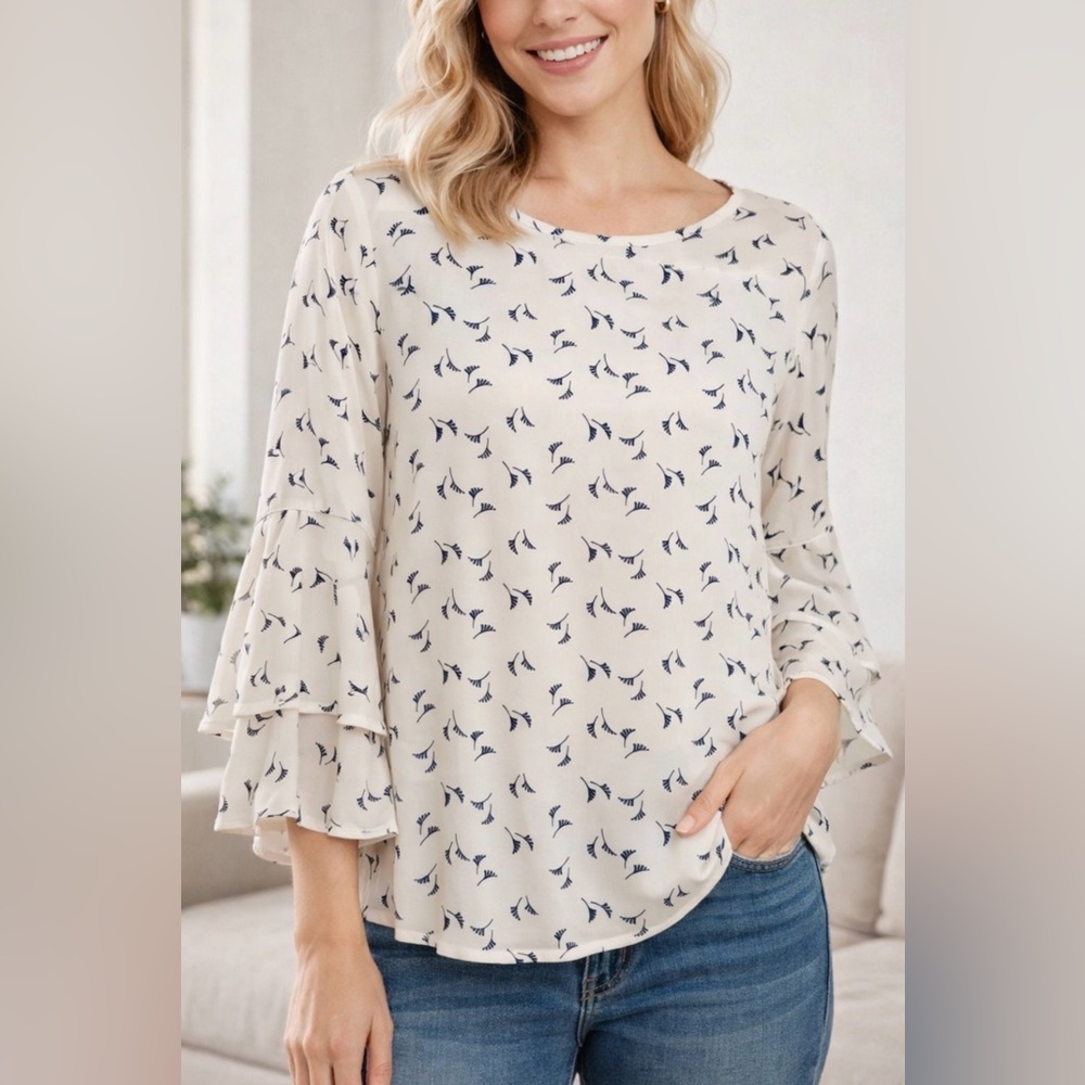 LOFT Women's White and Black Patterned Top